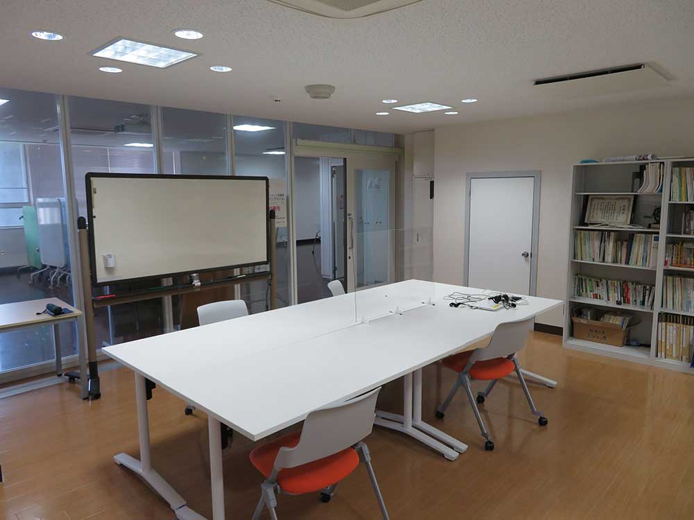 ミーティングルーム内観